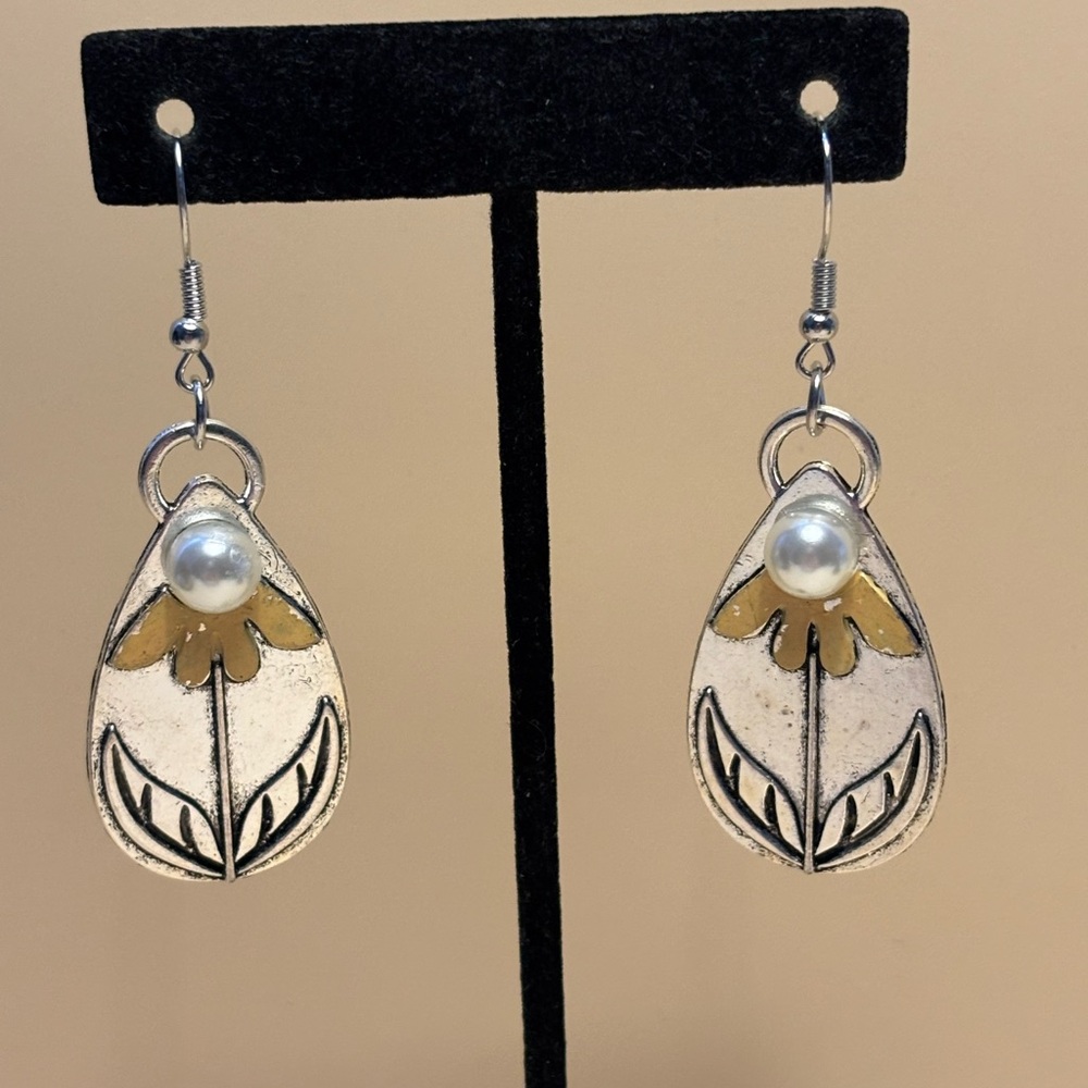 🌻Silver Tone Teardrop Faux Pearl Floral Dangle Earrings 1-11/16”